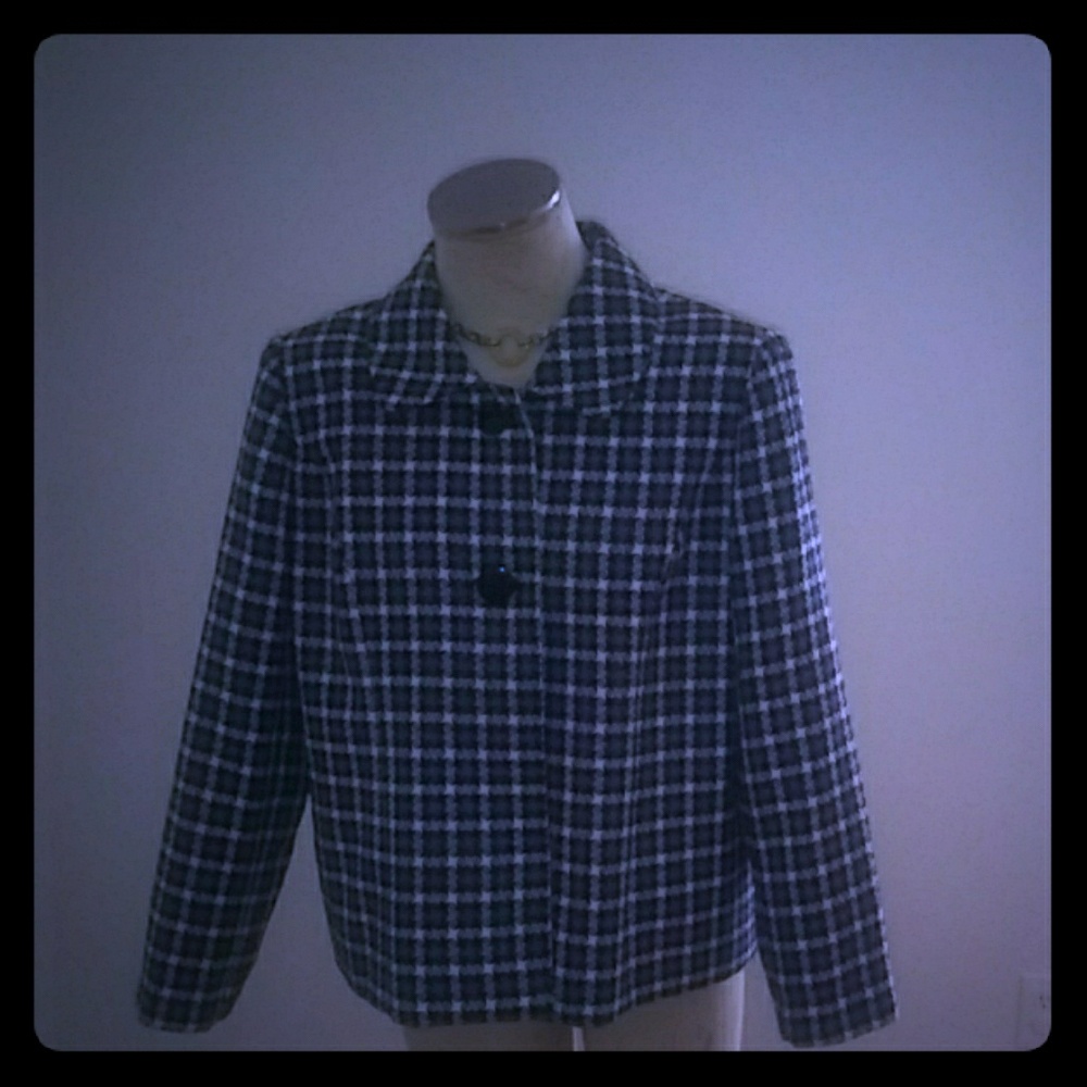 A black, white, black pattern vest